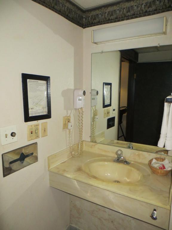 Hollywood Inn & Suites ガーニー エクステリア 写真